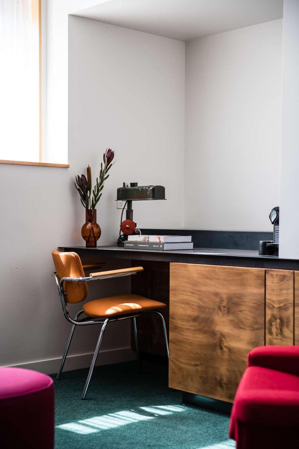 The Old Clare By Ode Hotels Сидней Экстерьер фото A desk with a built-in lamp
